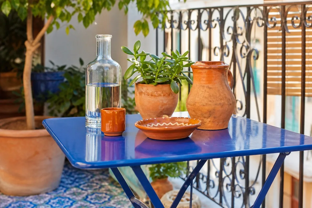 Détail de table pliante relookée sur balcon méditerranéen