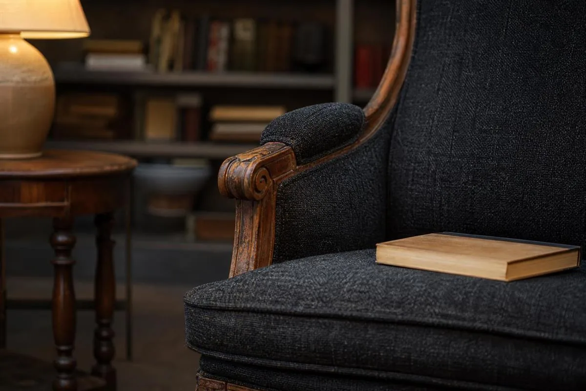 Coin lecture adulte avec fauteuil retapissé et bibliothèque basse