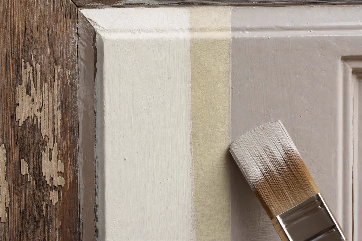 Détail de test peinture sur meuble ancien avec zone bois conservée