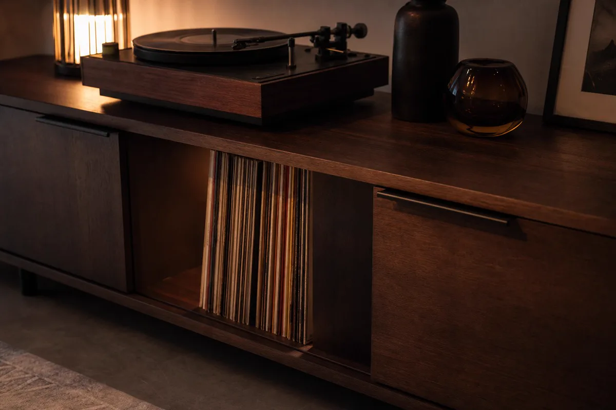 Détail de buffet vinyles sombre avec platine et rangement fermé